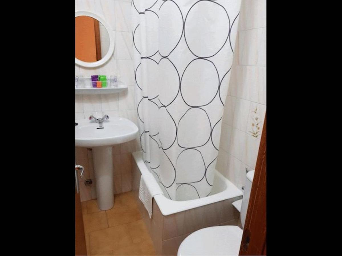 Room In Lodge - Double And Single Room - Pension Oria 2 Luarca Buitenkant foto